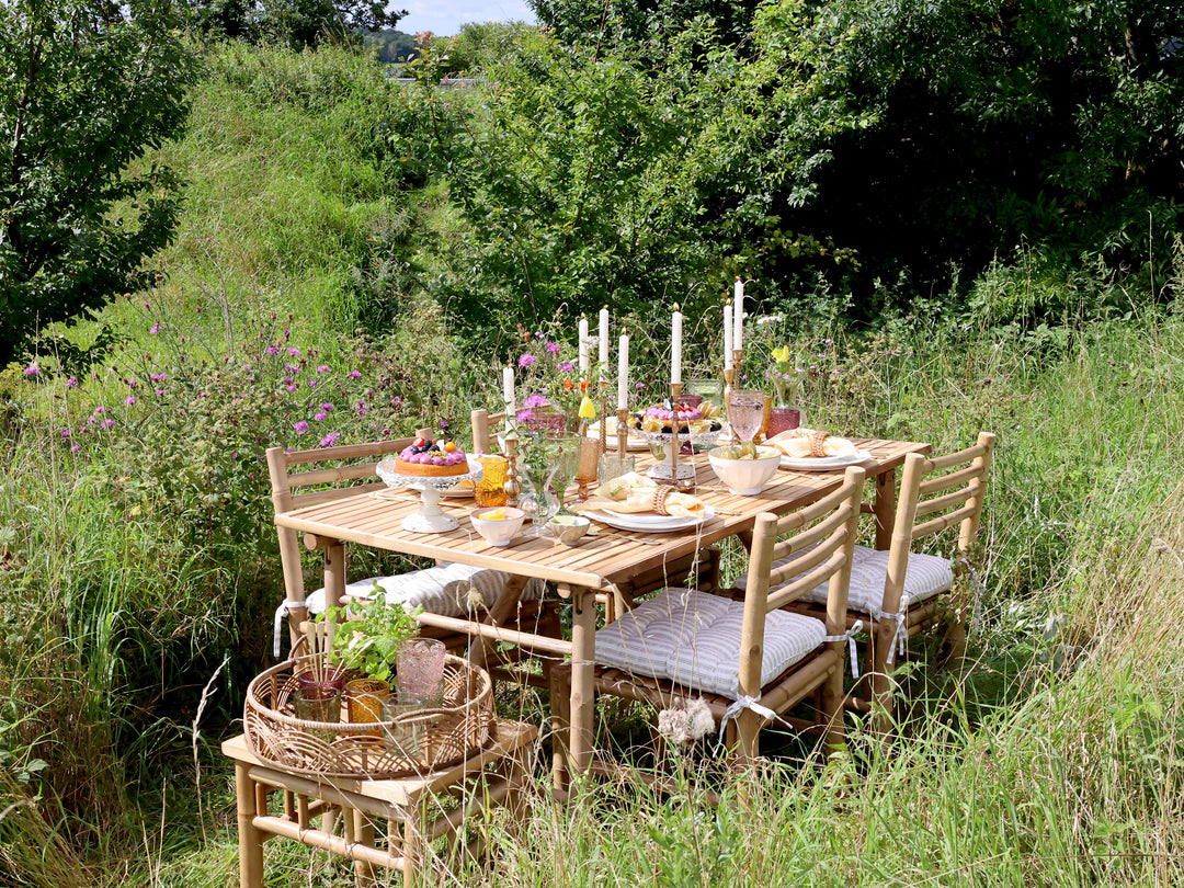 Chic Antique Saint-Émilion Gläser im Farbmix auf sommerlich gedecktem Gartentisch