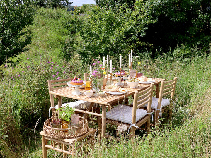 Chic Antique Saint-Émilion Gläser im Farbmix auf sommerlich gedecktem Gartentisch