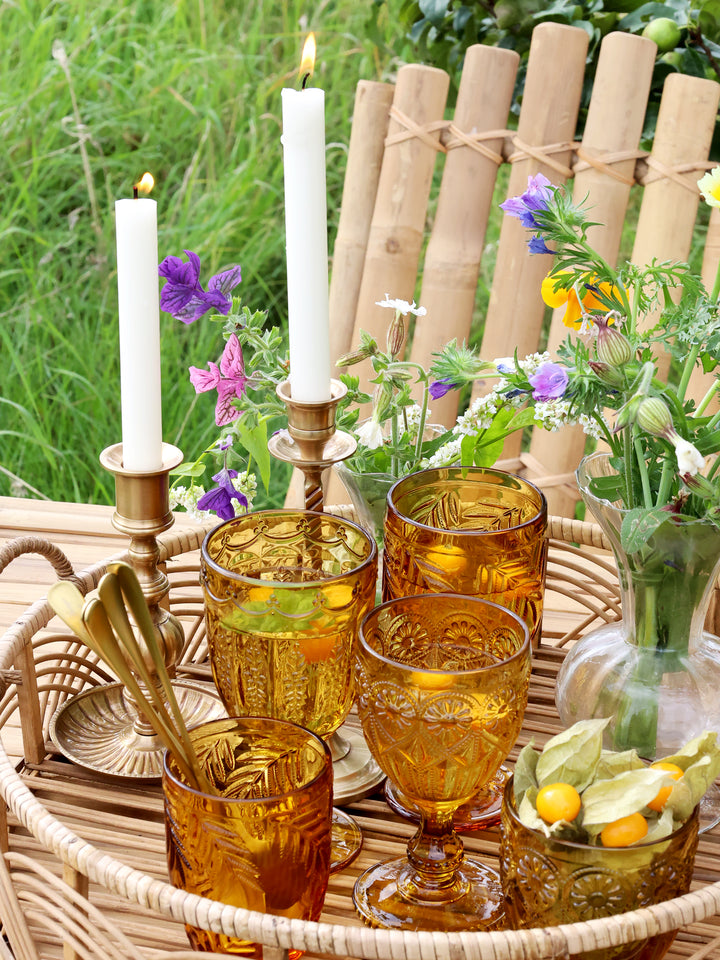 Chic Antique Saint-Émilion Gläser in Amber auf sommerlich gedecktem Gartentisch