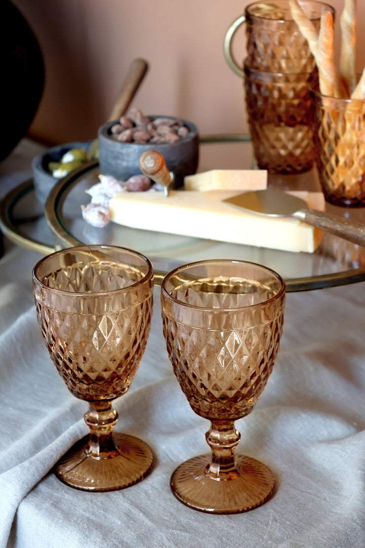 Zwei Saint-Émilion Weingläser Honig im Vintage Stil auf Leinentuch arrangiert