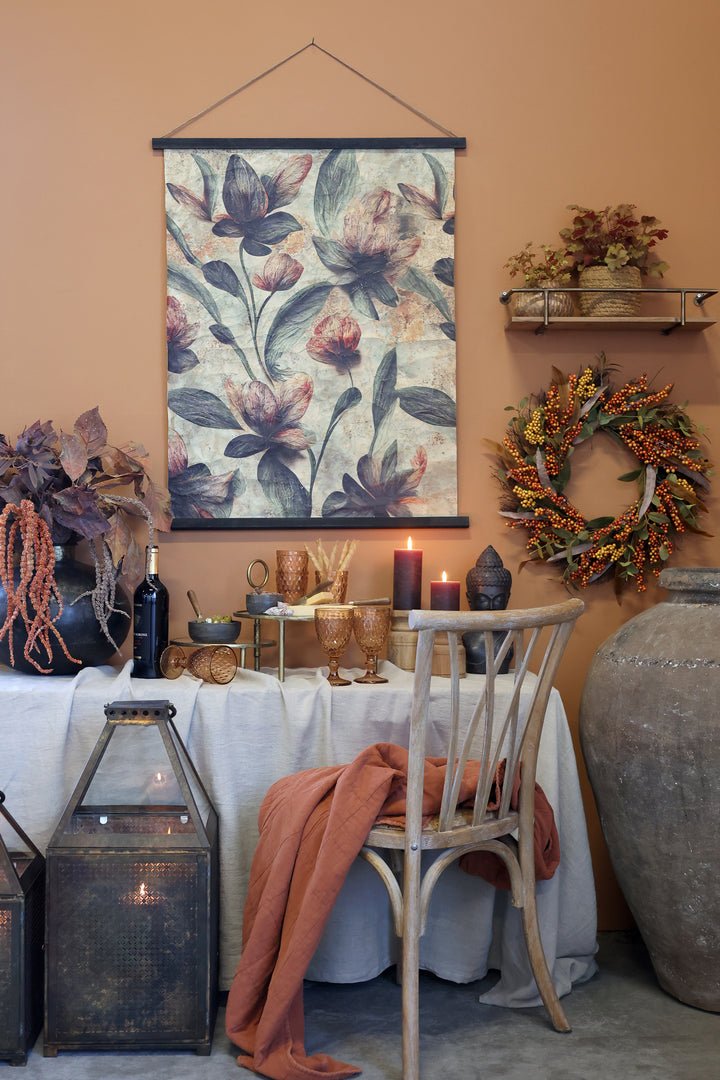 Chic Antique Saint-Émilion Weinglas Honig mit floraler Wanddeko im Landhausstil