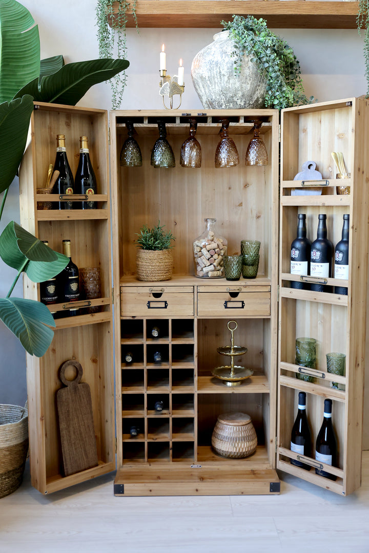 Chic Antique Saint-Émilion Weingläser Grün dekoriert im geöffneten Holz Weinschrank
