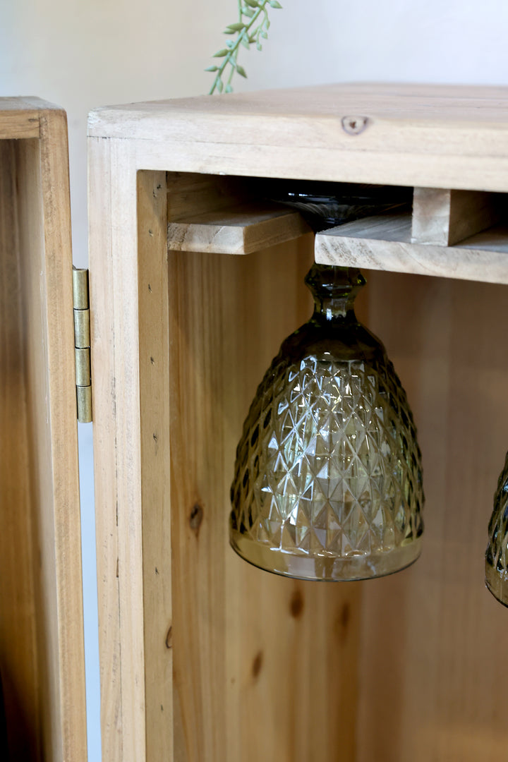 Saint-Émilion Weinglas Grün von Chic Antique hängend im Holz Barschrank Detailansicht