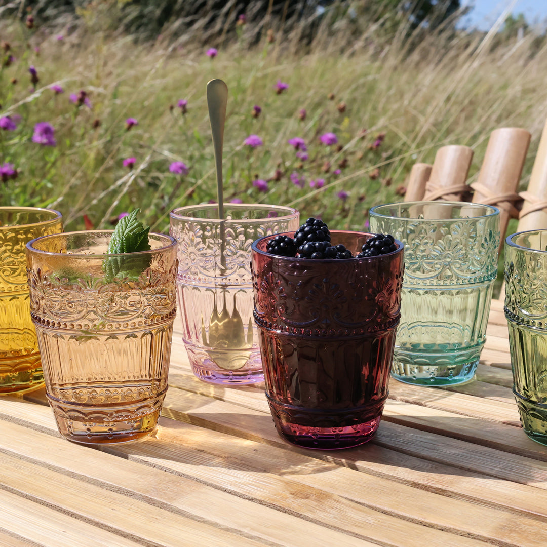 Chic Antique Glas mit Muster in Grün und Rosa auf  Gartentisch
