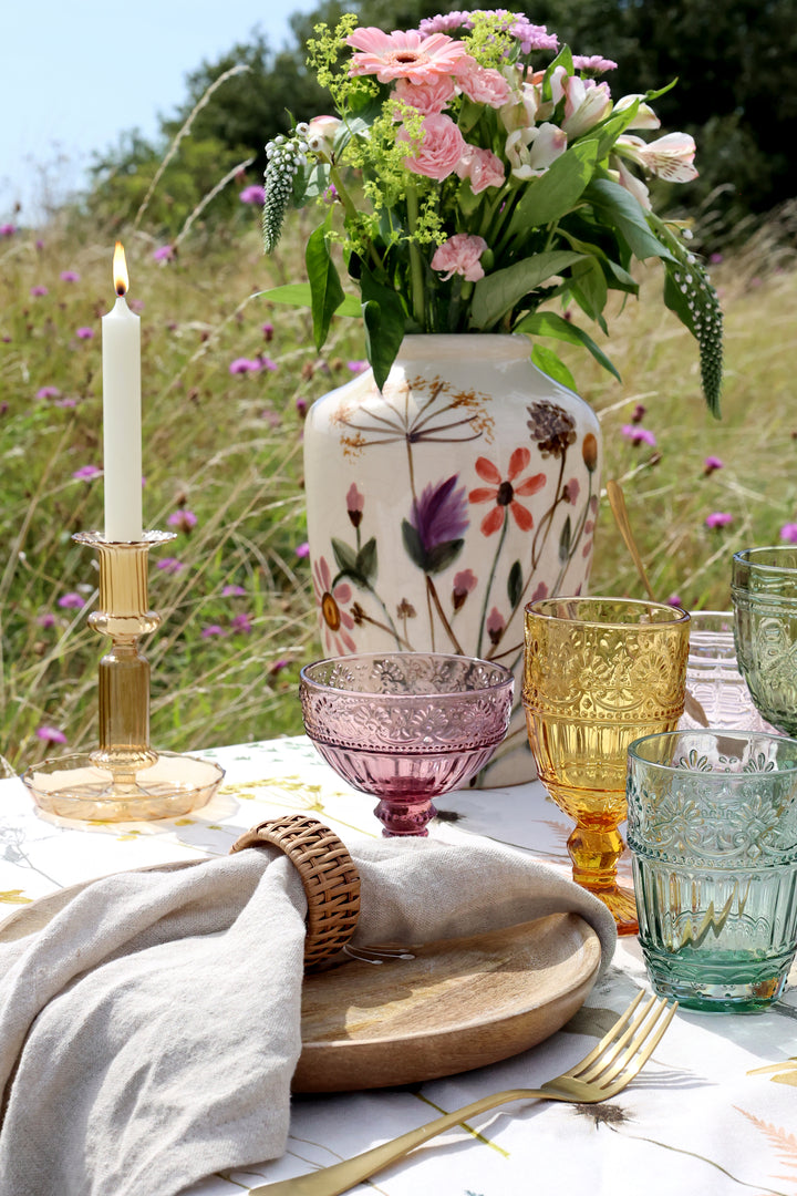 Chic Antique Weingläser bunt kombiniert mit Blumenvase und Kerzen im Landhaus Stil