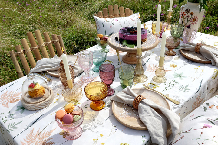 Bunte Chic Antique Weingläser mit Reliefmuster auf dekoriertem Landhaus Tisch mit Kuchen und Kerzen