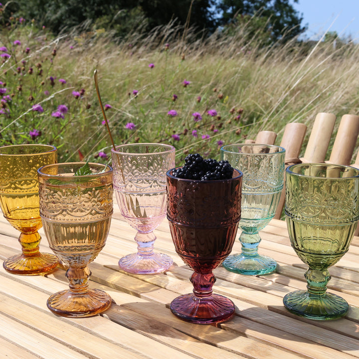 Chic Antique Saint-Émilion Weinglas 6er Set in Amber, Rosa, Taupe, Verte und Olive auf Holztisch im Garten