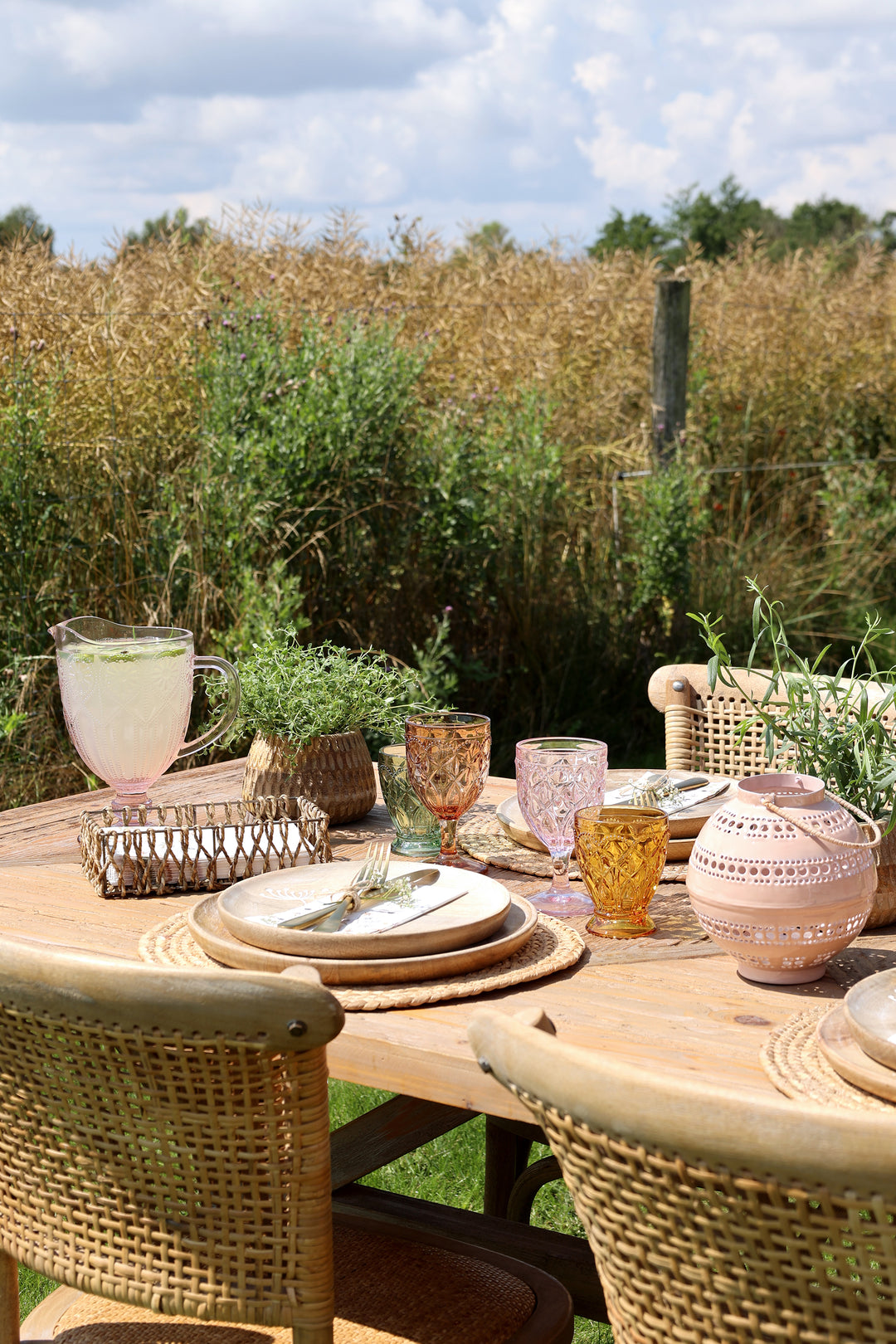 Chic Antique Saint-Émilion Gläser im Farbmix auf sommerlich gedecktem Gartentisch