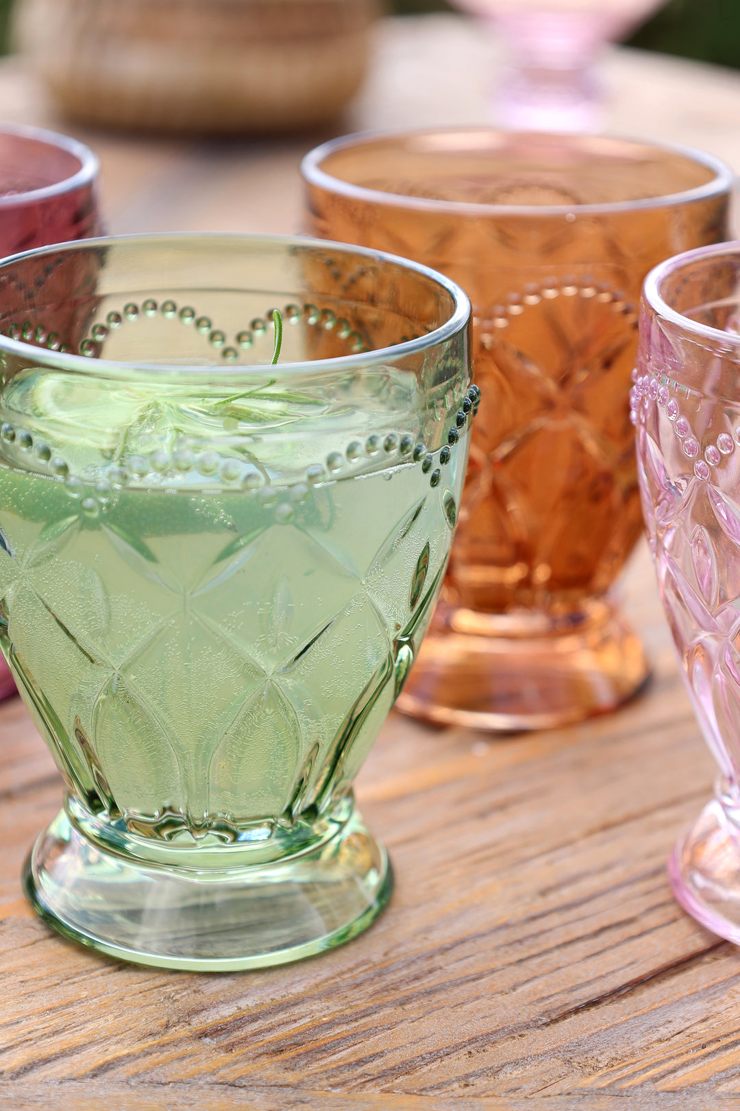 Chic Antique Saint-Émilion Glas Verte grün mit Reliefstruktur und sommerlichem Drink
