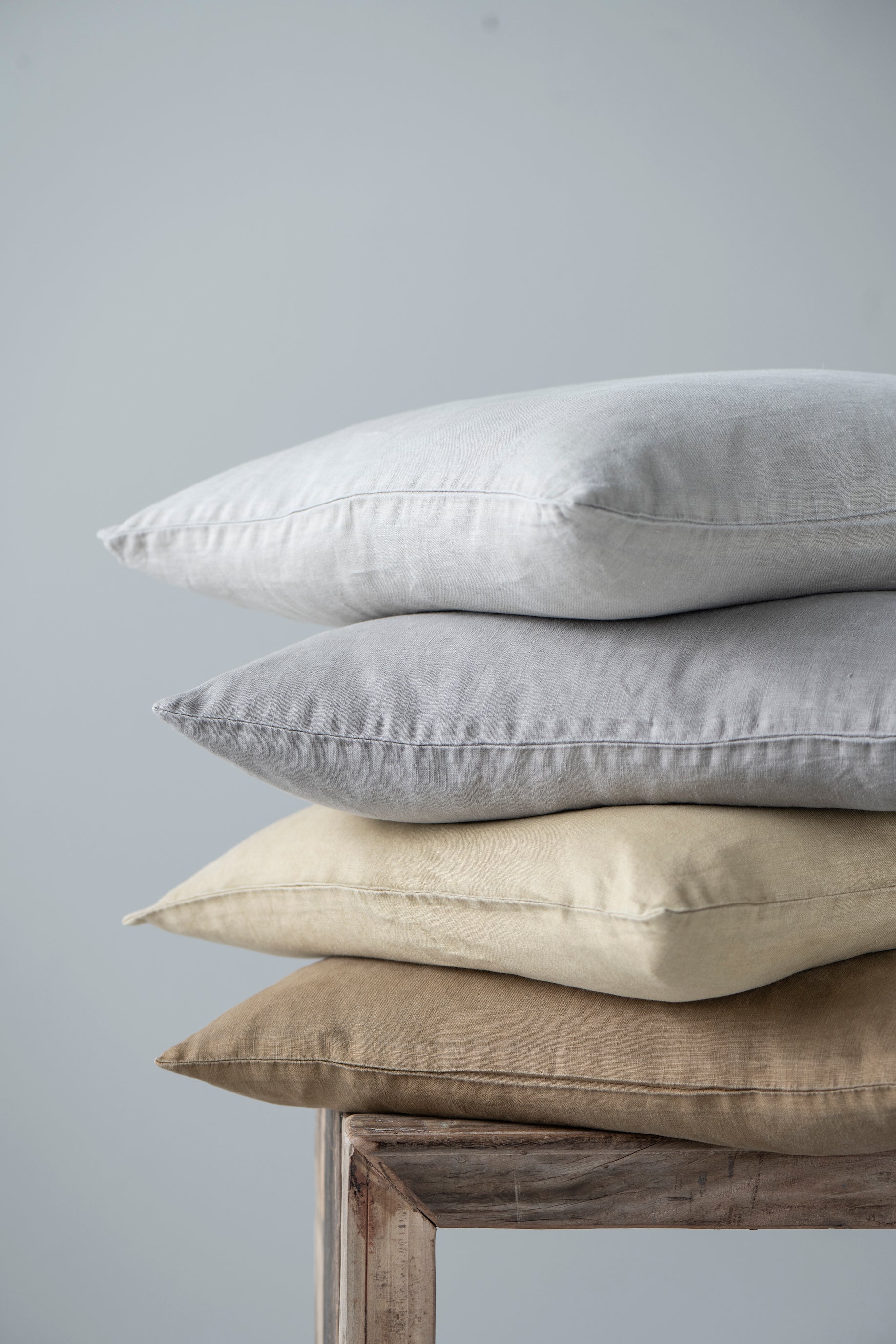 Ib Laursen Leinen Kissenbezüge in Naturfarben gestapelt im skandinavischen Wohnstil