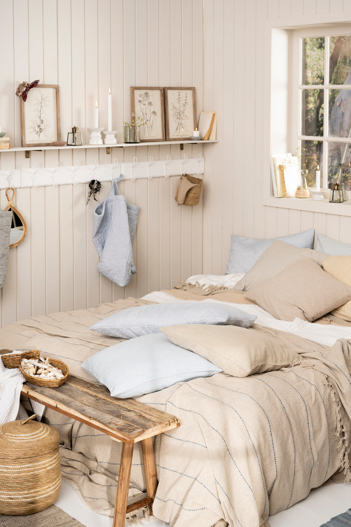 Gemütliches skandinavisches Schlafzimmer mit Leinen Kissenbezug Café Crème von Ib Laursen