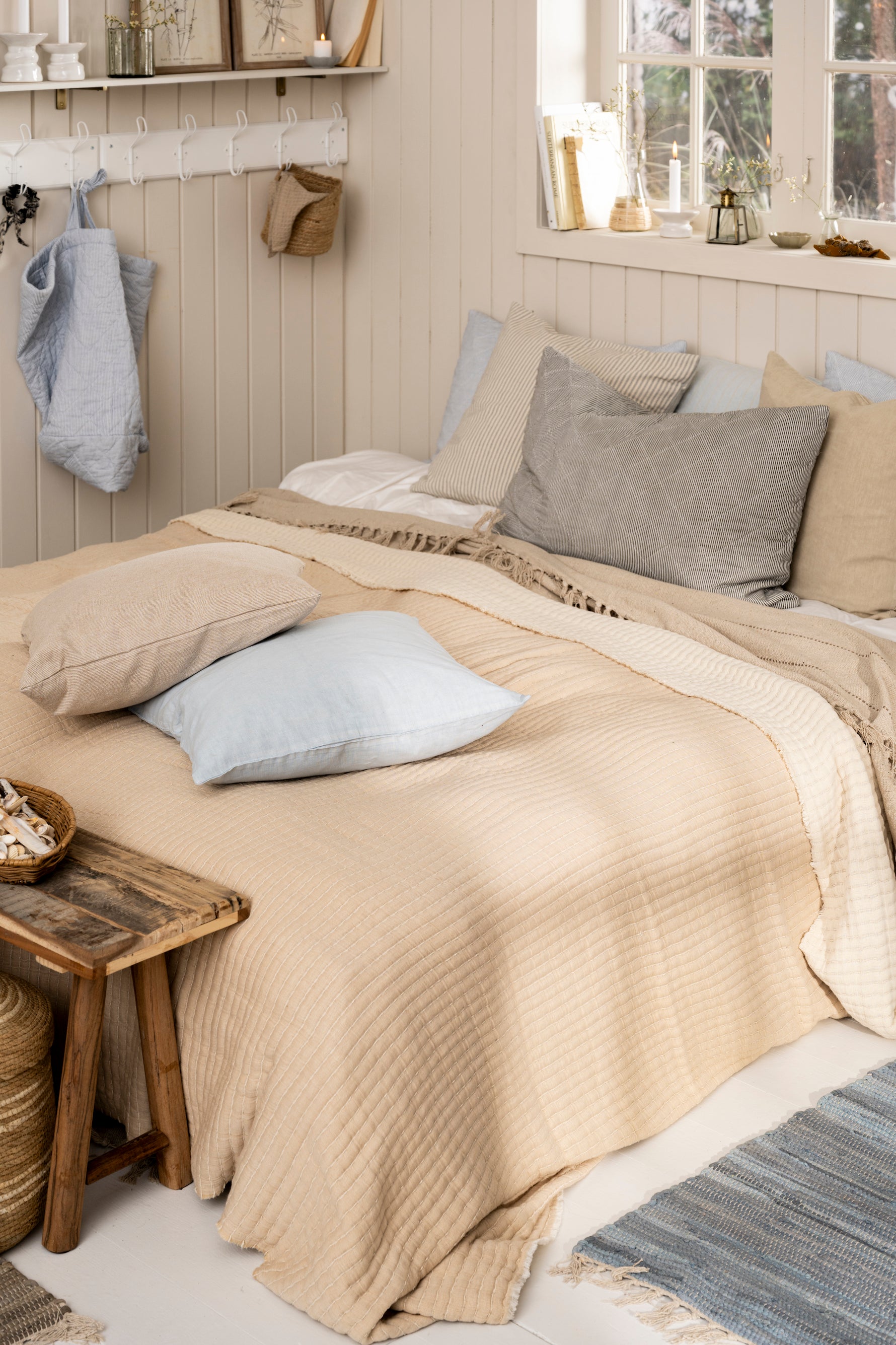 Skandinavisches Schlafzimmer mit Ib Laursen Leinen Kissenbezug in Café Crème und Naturtextilien