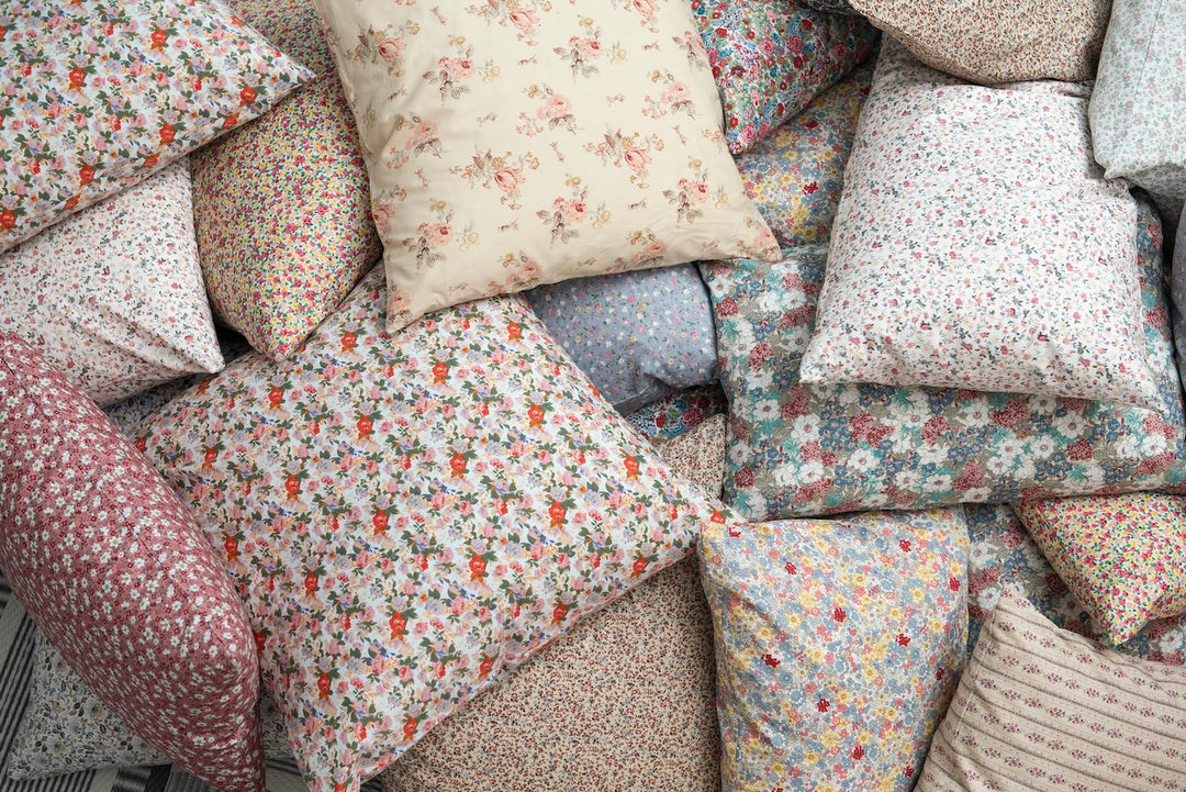 Ib Laursen Kissenbezüge mit floralen Mustern in Pastellfarben im skandinavischen Landhausstil