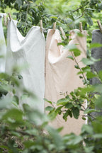 Ib Laursen Freja Geschirrtücher aus Leinen und Baumwolle auf Wäscheleine im Garten im skandinavischen Stil