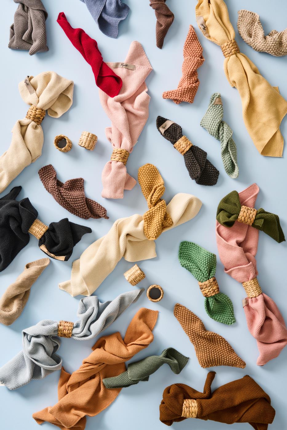 Ib Laursen Mynte gestrickte Topflappen in vielen Farben dekorativ auf Tisch im skandinavischen Stil