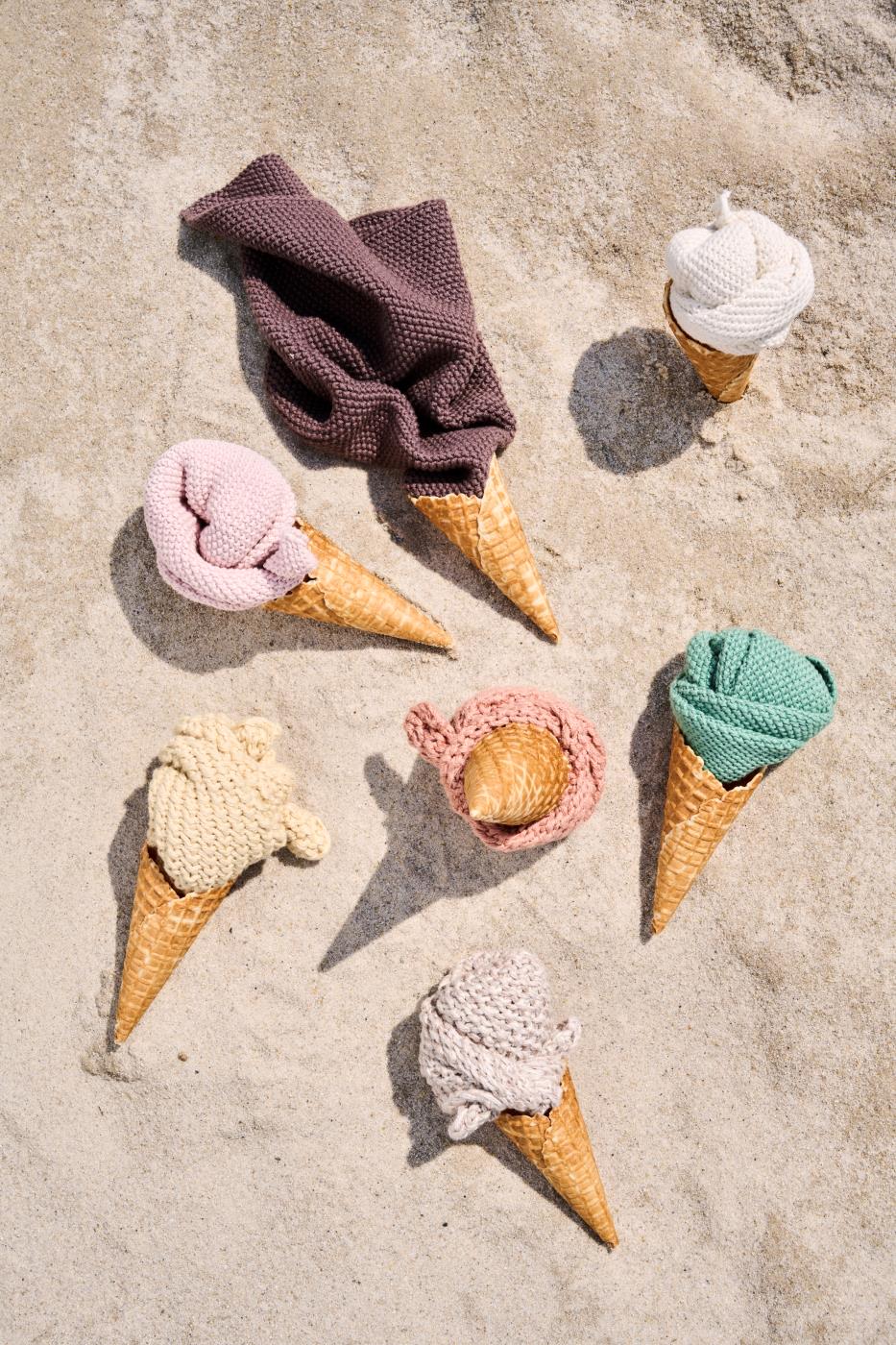 Ib Laursen Mynte gestrickte Topflappen in verschiedenen Farben dekorativ als Eistüten arrangiert