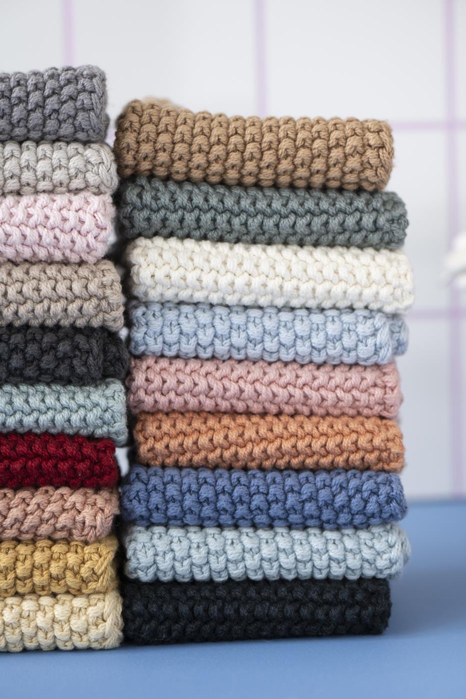 Ib Laursen Mynte gestrickte Topflappen in verschiedenen Farben aus Baumwolle dekorativ gestapelt