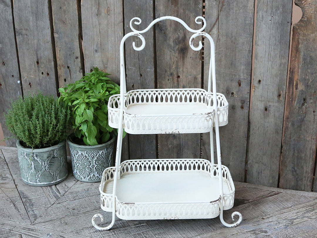 Chic Antique Etagere aus Eisen in Antique Creme mit Dekorkante im Landhausstil dekoriert mit Kräutertöpfen