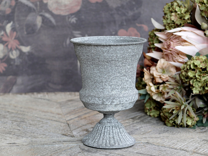 Chic Antique Aufsatz auf Fuß Antique Zink aus Eisen als dekorative Schale im Vintage und Shabby Chic Stil