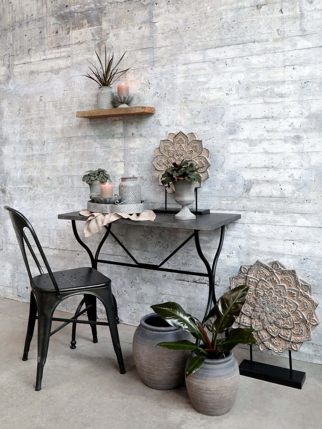 Wohnraumdekoration mit Chic Antique Aufsatz auf Fuß in Antique Zink auf Tisch mit Kerzen und Vintage Dekoration