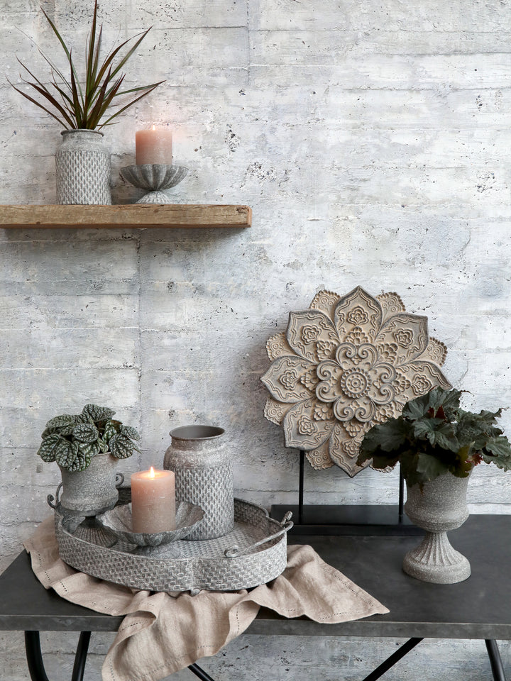 Chic Antique Aufsatz auf Fuß aus Eisen in Antique Zink als dekorativer Kerzenteller im skandinavischen Landhausstil