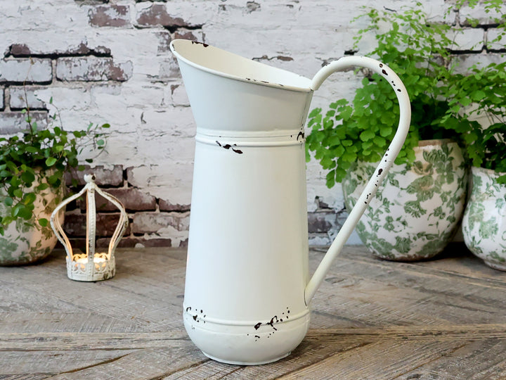 Chic Antique Wasserkanne Antique Creme aus Eisen im Landhausstil auf Holztisch dekoriert