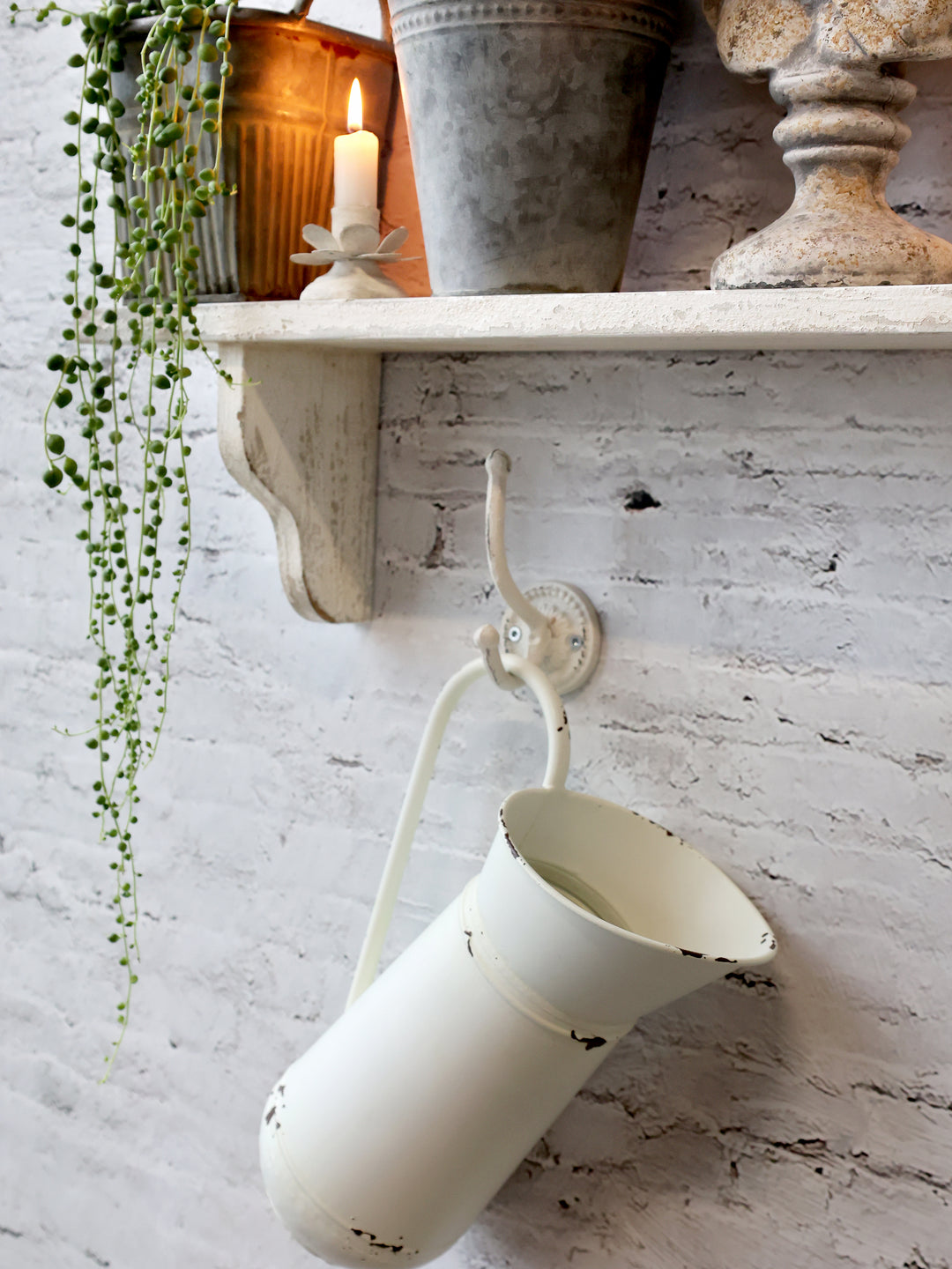 Chic Antique Wasserkanne Antique Creme aus Eisen hängt dekorativ an Wandhaken im Landhausstil