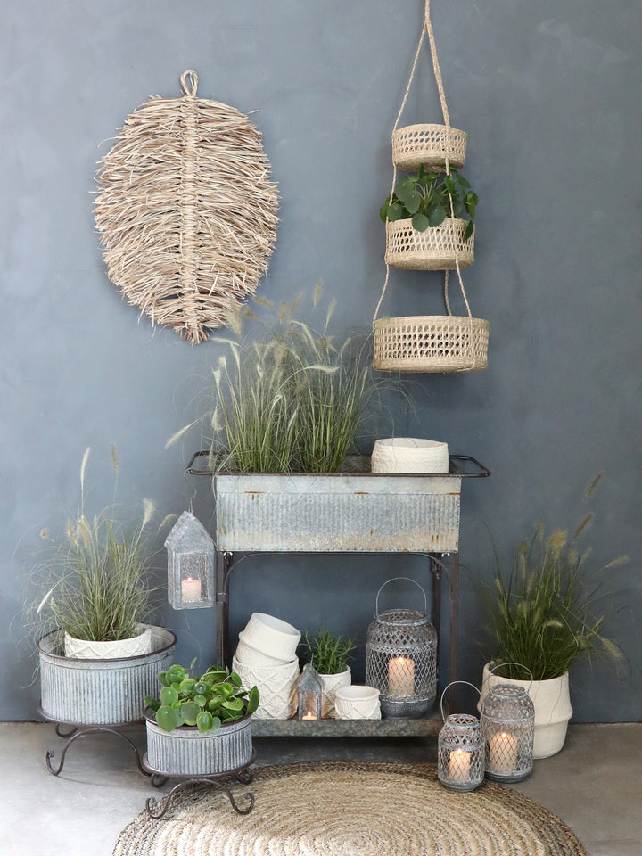 Chic Antique Empore Blumenübertopf in Antique Creme mit Pflanzen dekoriert im skandinavischen Landhausstil