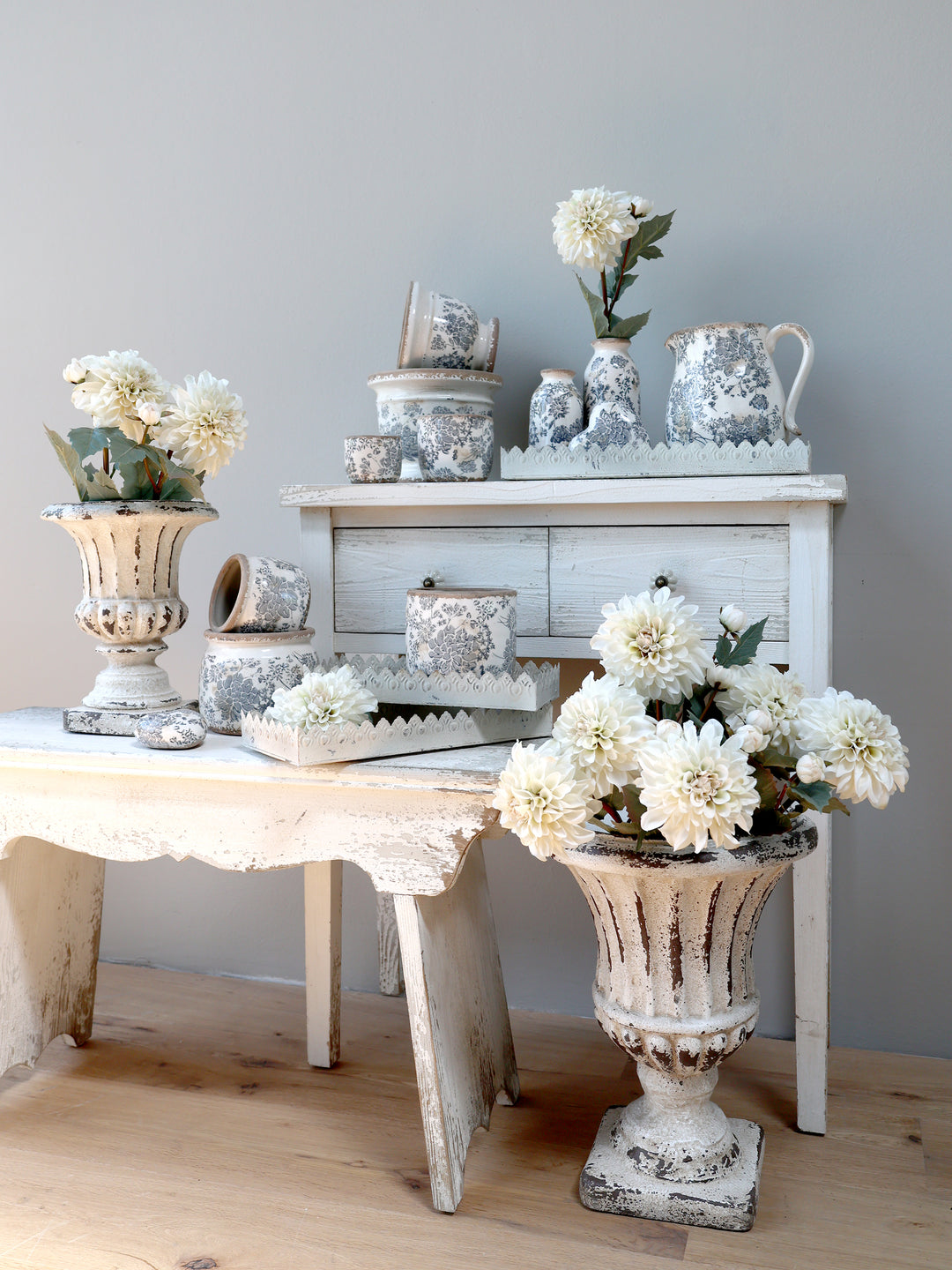 Chic Antique Übertopf auf Empore im Vintage und Shabby Chic Stil