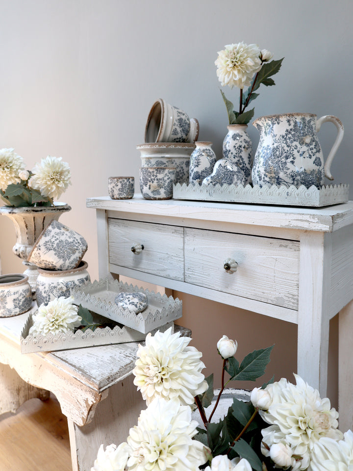 Chic Antique Blumentöpfe aus Keramik mit französischem Muster im Vintage Landhausstil dekoriert auf Kommode