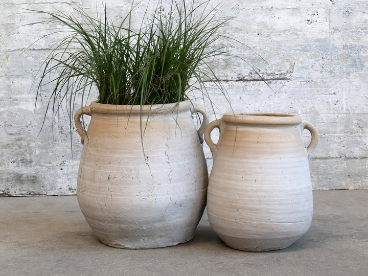 Große Chic Antique Vase aus Zement in Creme mit Pflanze als rustikale Dekoration im Landhausstil