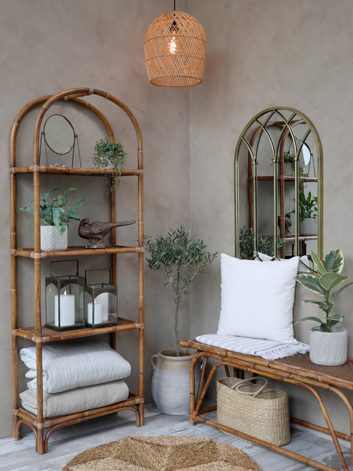 Wohnraumdekoration im skandinavischen Stil mit Chic Antique Zementvase in Creme, Rattanmöbeln und Pflanzen