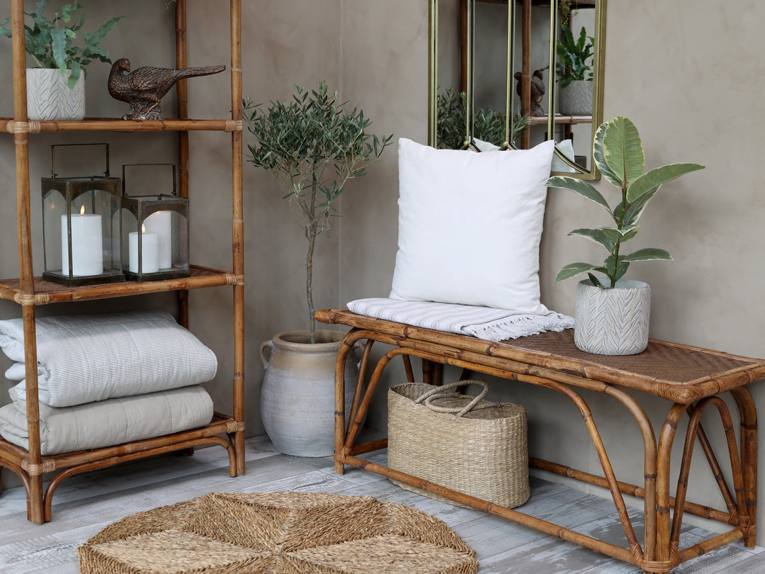 Chic Antique Zementvase in Creme als dekorativer Blumentopf im skandinavischen Landhausstil auf Rattanbank dekoriert