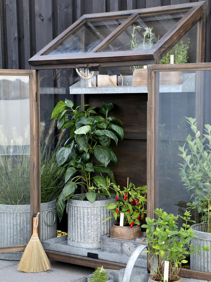 Pflanzen im Chic Antique Übertopf aus Zink mit Rillen im skandinavischen Gartenstil dekoriert