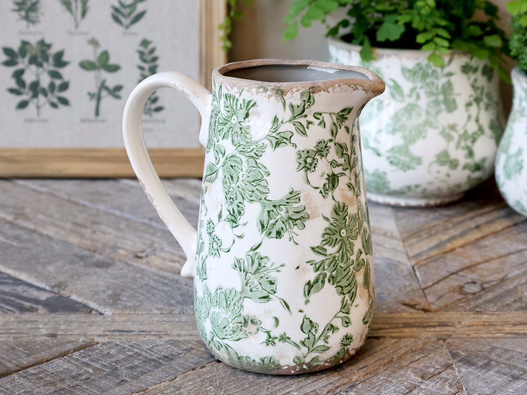 Chic Antique Kanne aus Keramik mit grünem französischem Blumenmuster im Vintage Landhausstil auf Holztisch dekoriert