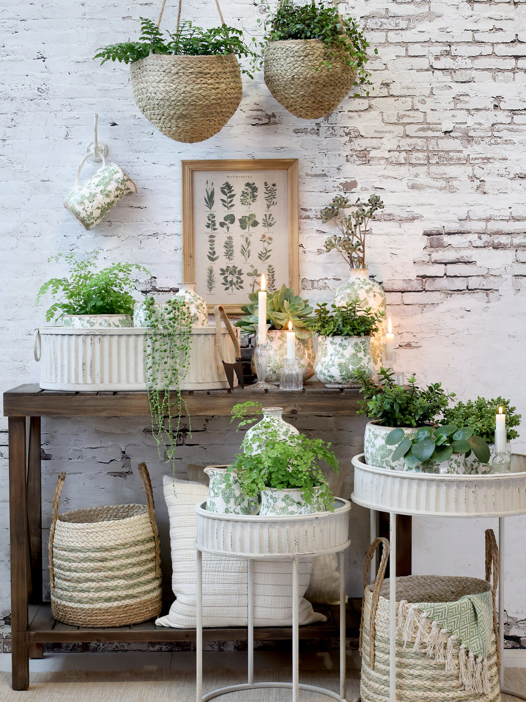 Dekoration mit Chic Antique Keramikkanne mit grünem floralen Muster im skandinavischen Landhausstil mit Pflanzen und Körben