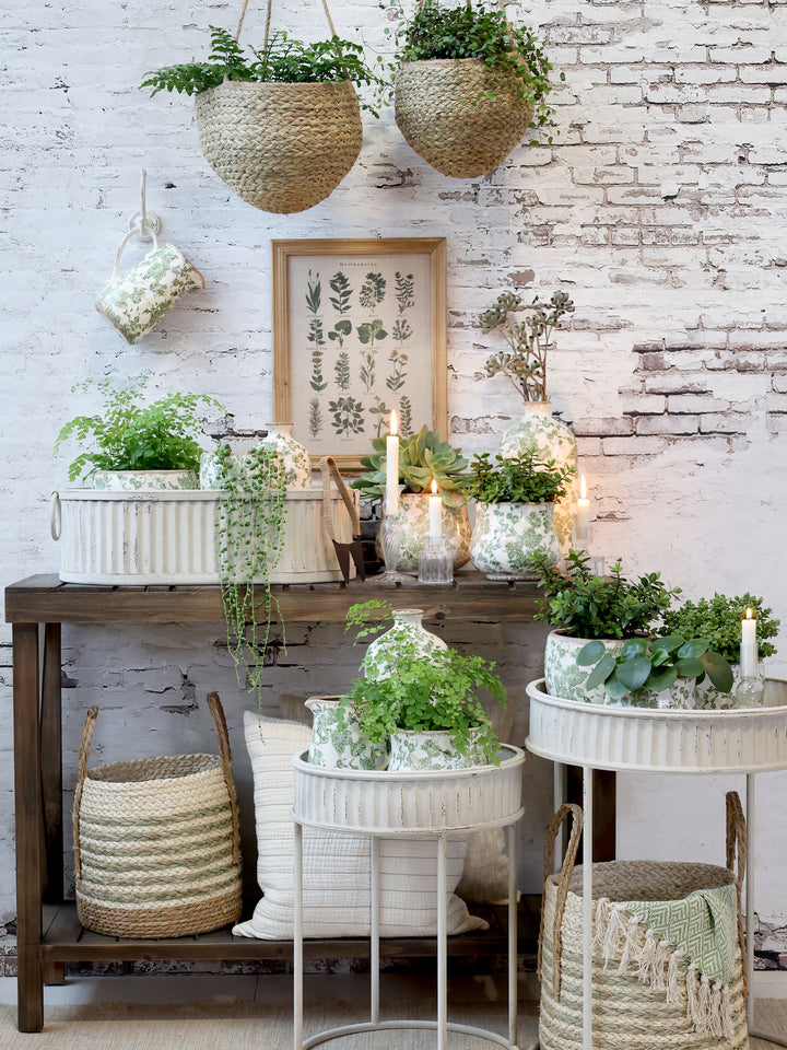 Dekoration mit Chic Antique Keramikkanne mit grünem floralen Muster im skandinavischen Landhausstil mit Pflanzen und Körben