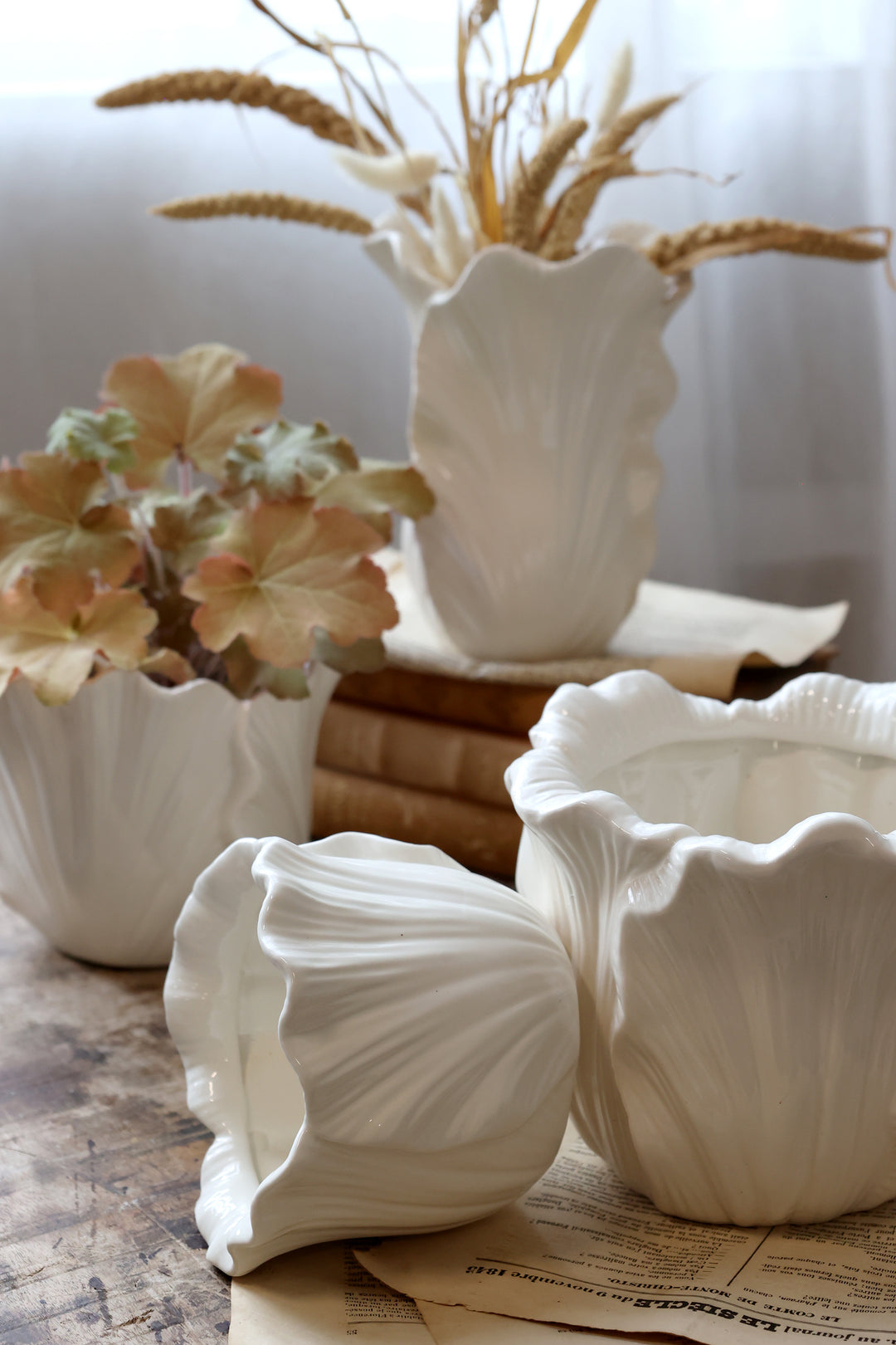 Chic Antique Blumentopf aus Fayence mit Blätterrelief dekoriert mit Trockenblumen