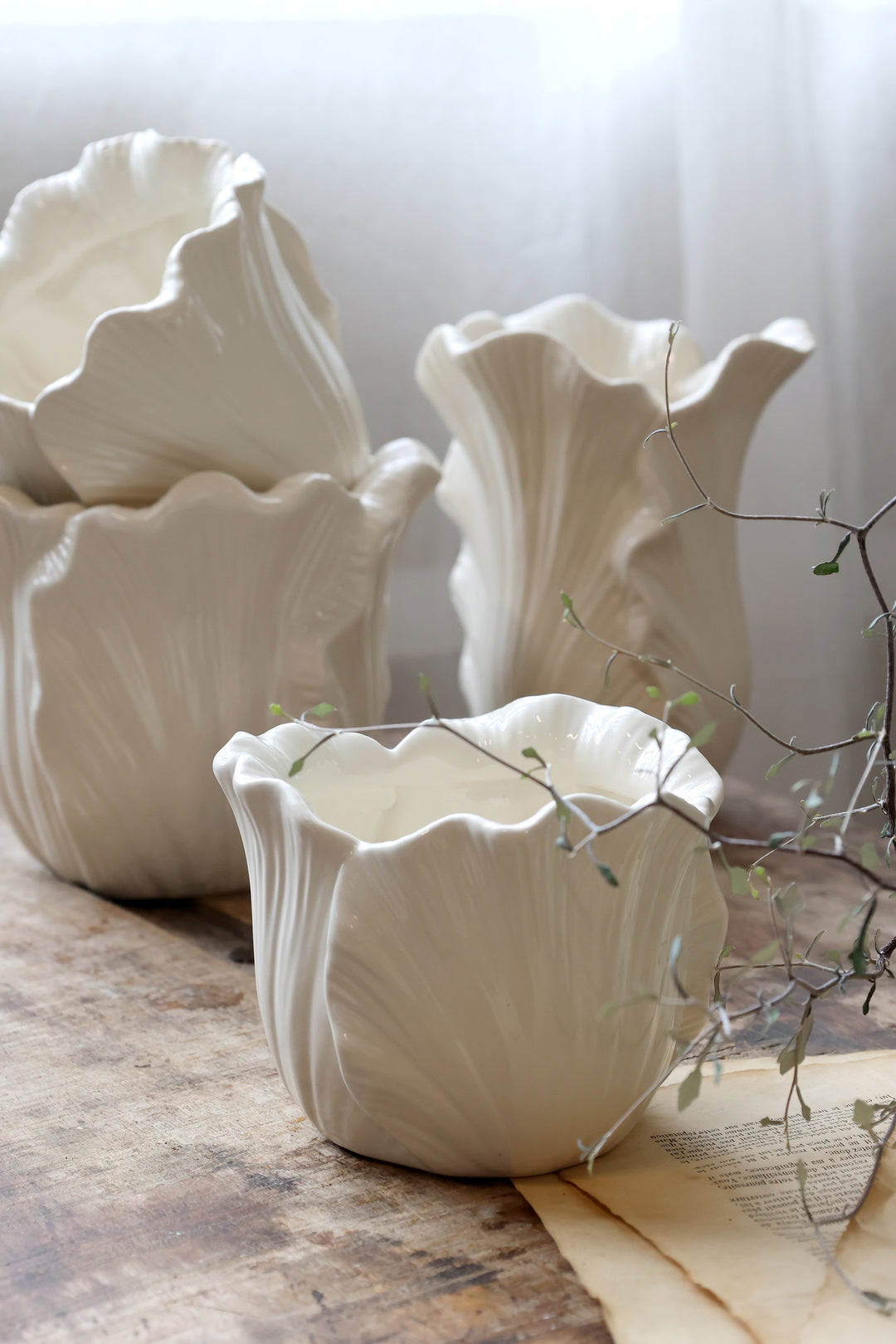 Chic Antique Fayence Blumentopf mit Blättermotiv in Creme im skandinavischen Landhausstil