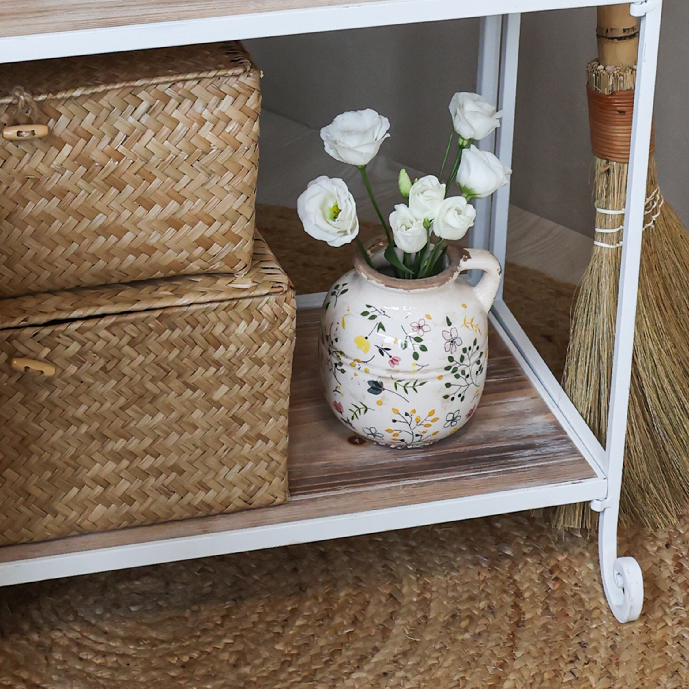 Chic Antique Cavaillon Keramik Vase mit Blumenmuster im Landhausstil dekoriert mit weißen Blumen