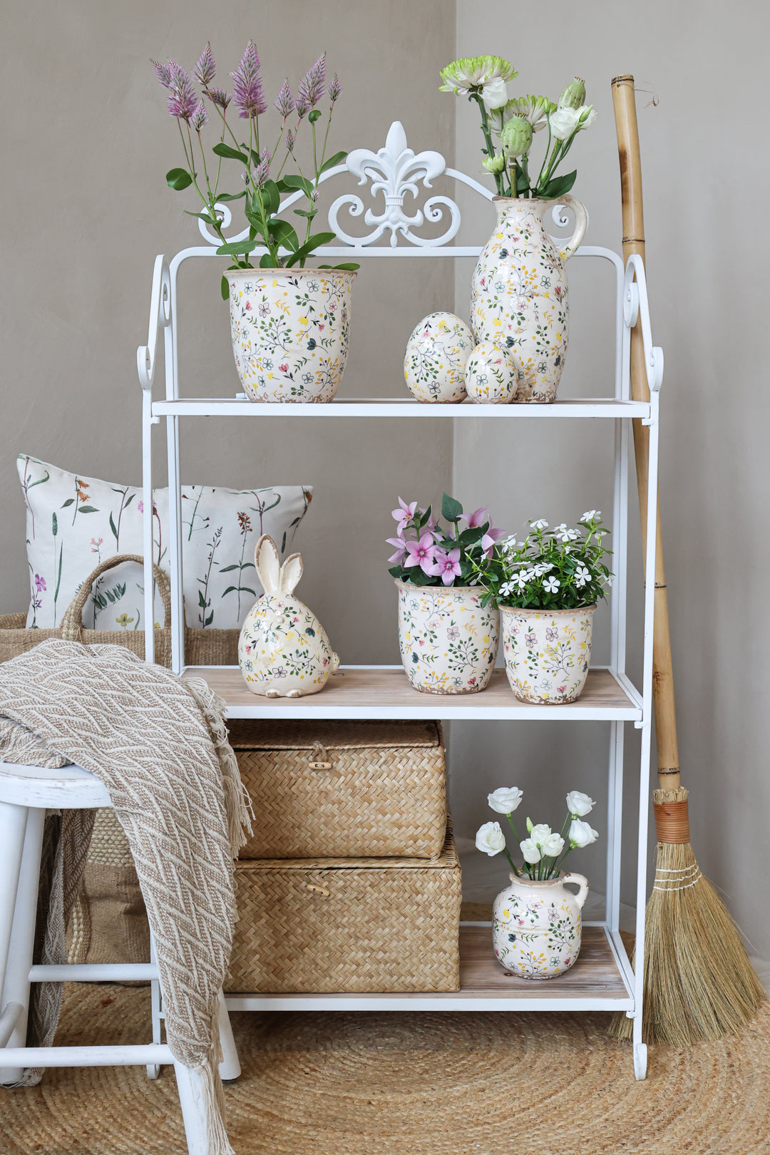 Chic Antique Cavaillon Keramik Dekoserie mit Blumenmotiv auf Landhausregal dekoriert