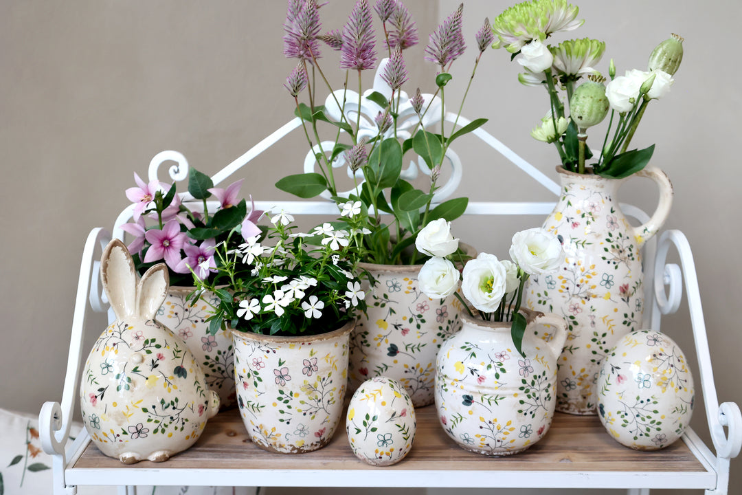 Chic Antique Cavaillon Keramikserie mit Blumenmuster im Landhausstil mit Vasen und Blumentöpfen dekoriert