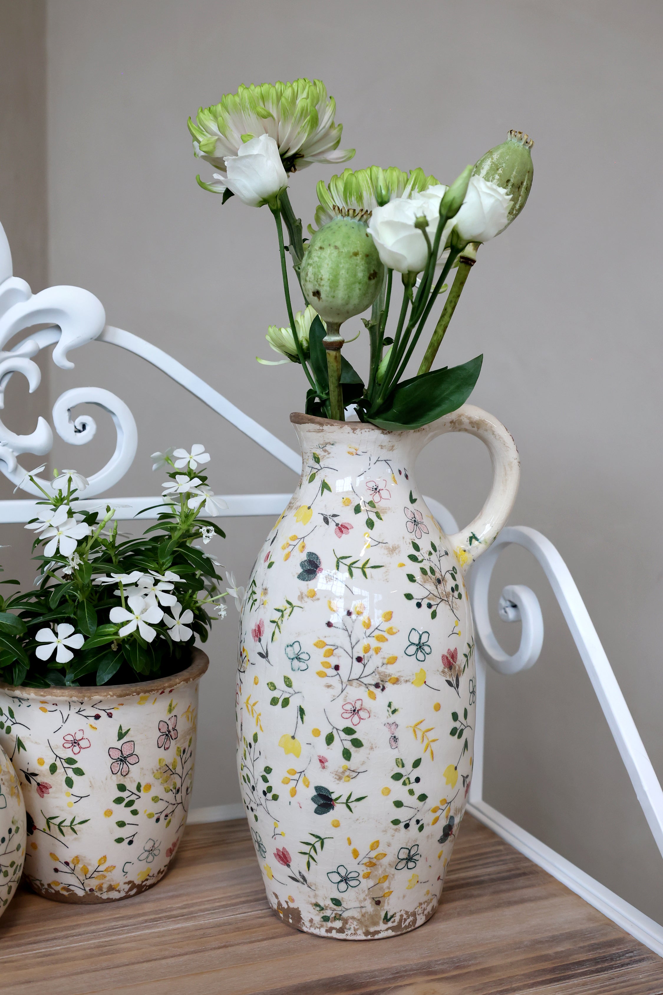 Chic Antique Cavaillon Vase mit Blumenmuster aus Keramik dekoriert mit frischen Blumen