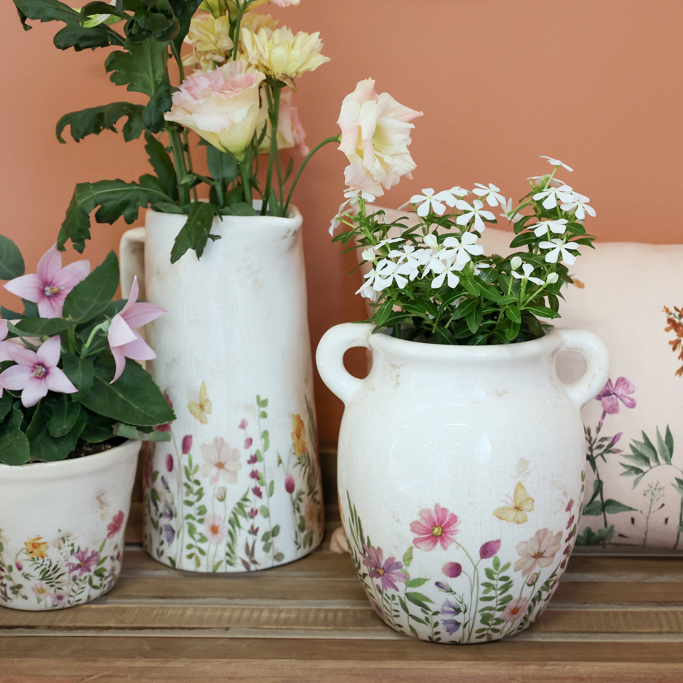 Chic Antique Avignon Vase mit Blumenmuster aus Keramik dekoriert mit frischen Blumen