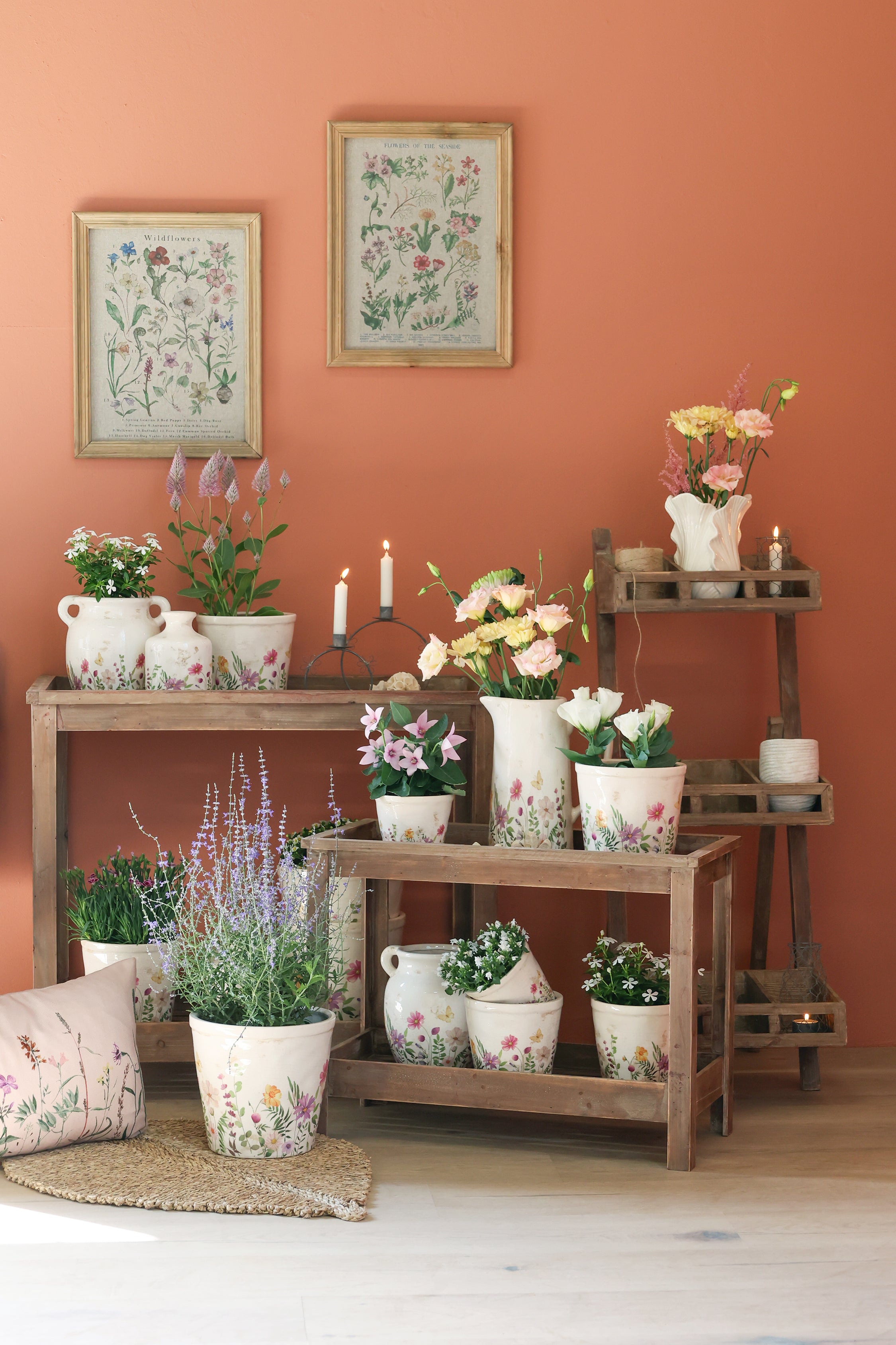 Chic Antique Avignon Kanne mit floralem Muster im Shabby Chic Landhausstil dekoriert mit Blumen