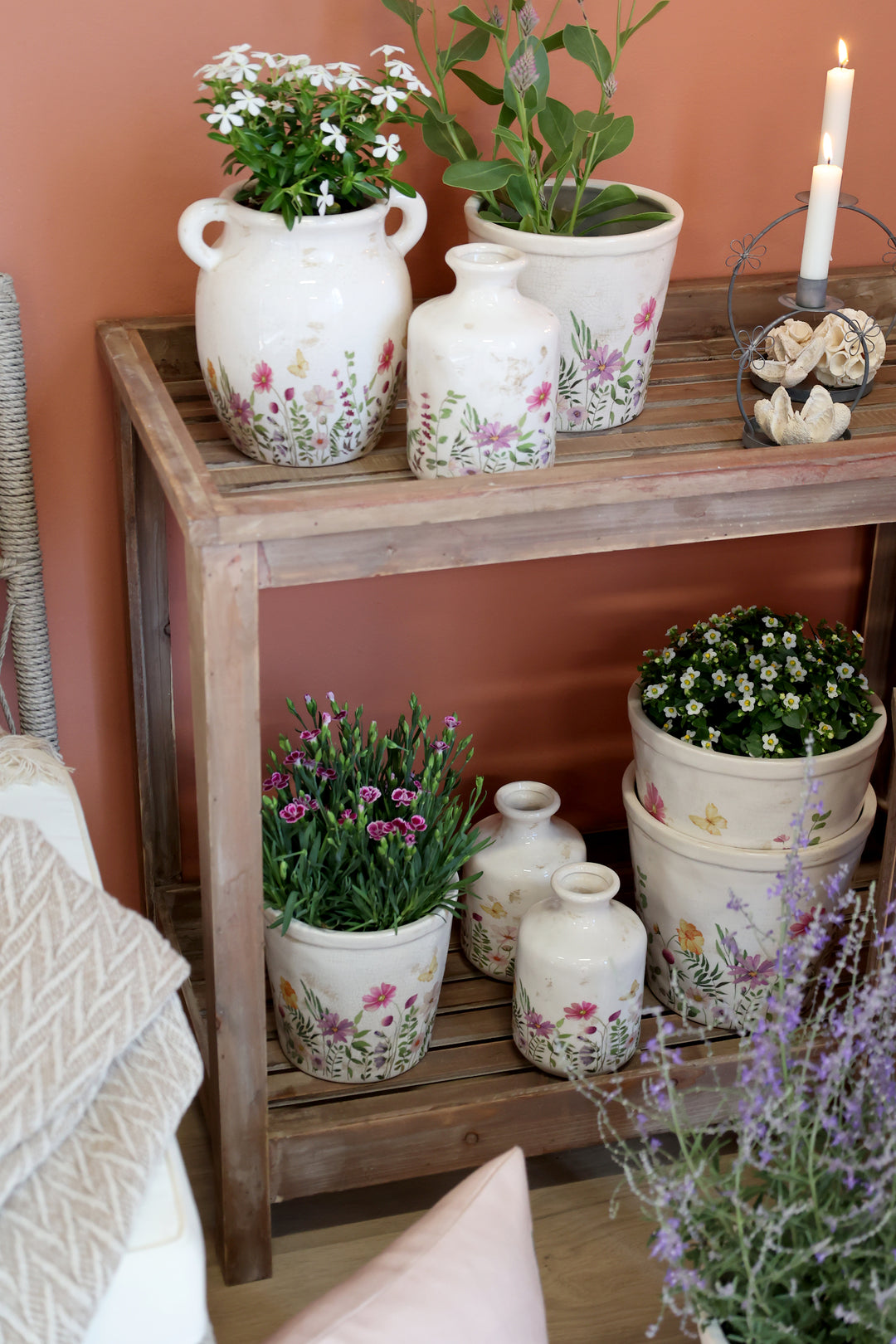 Chic Antique Avignon Keramikkanne mit Blumenmuster als Landhaus Dekoration auf Holzregal