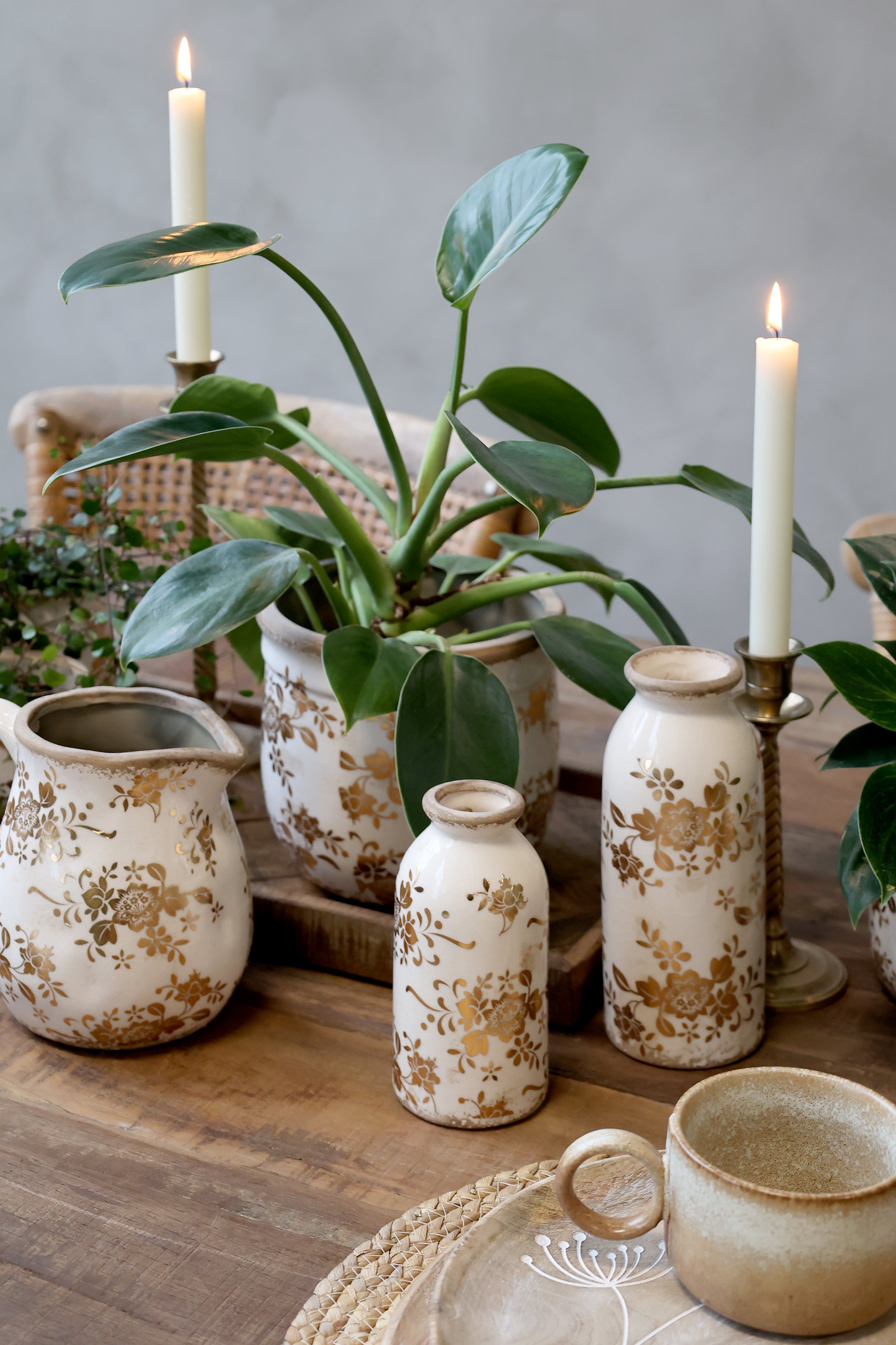 Chic Antique Anniversary Melun Keramikserie mit floralem Muster in Antique Messing auf dekoriertem Tisch