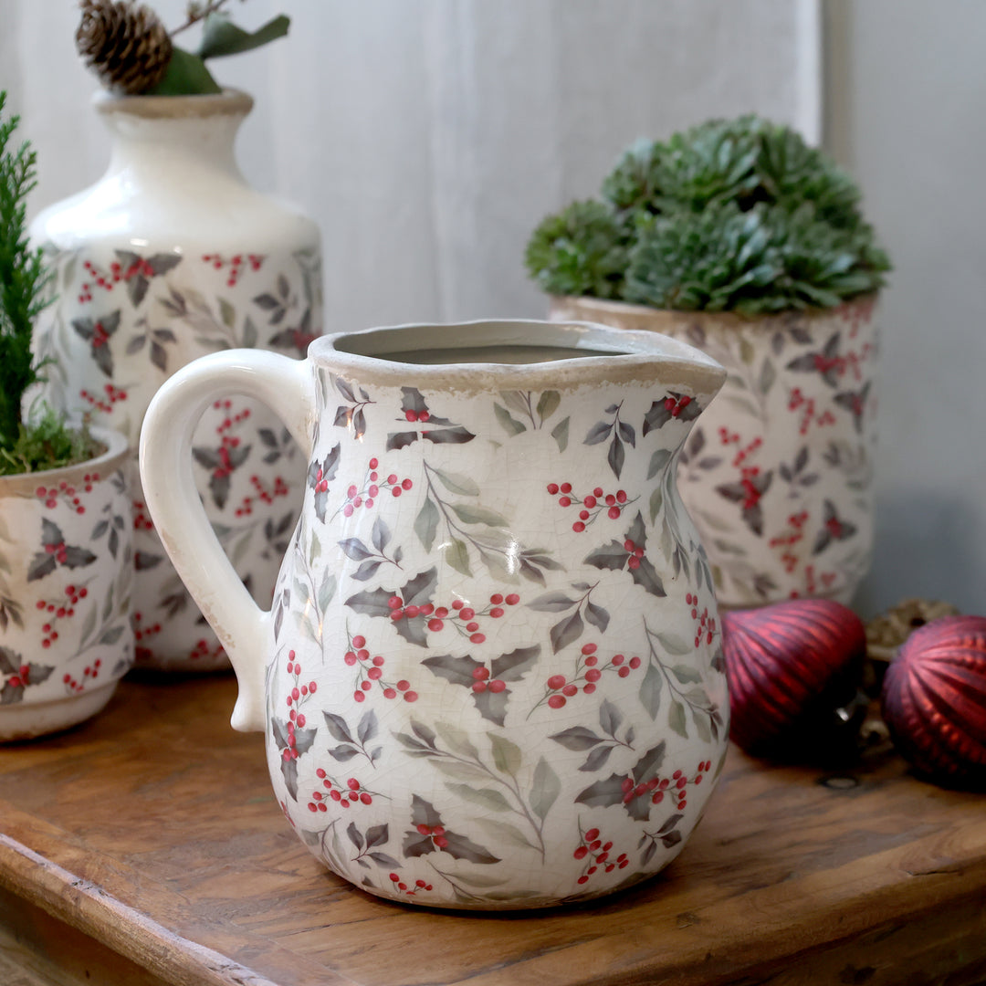 Chic Antique Keramik Kanne mit Blätter und Beeren Motiv in Creme im skandinavischen Vintage Stil