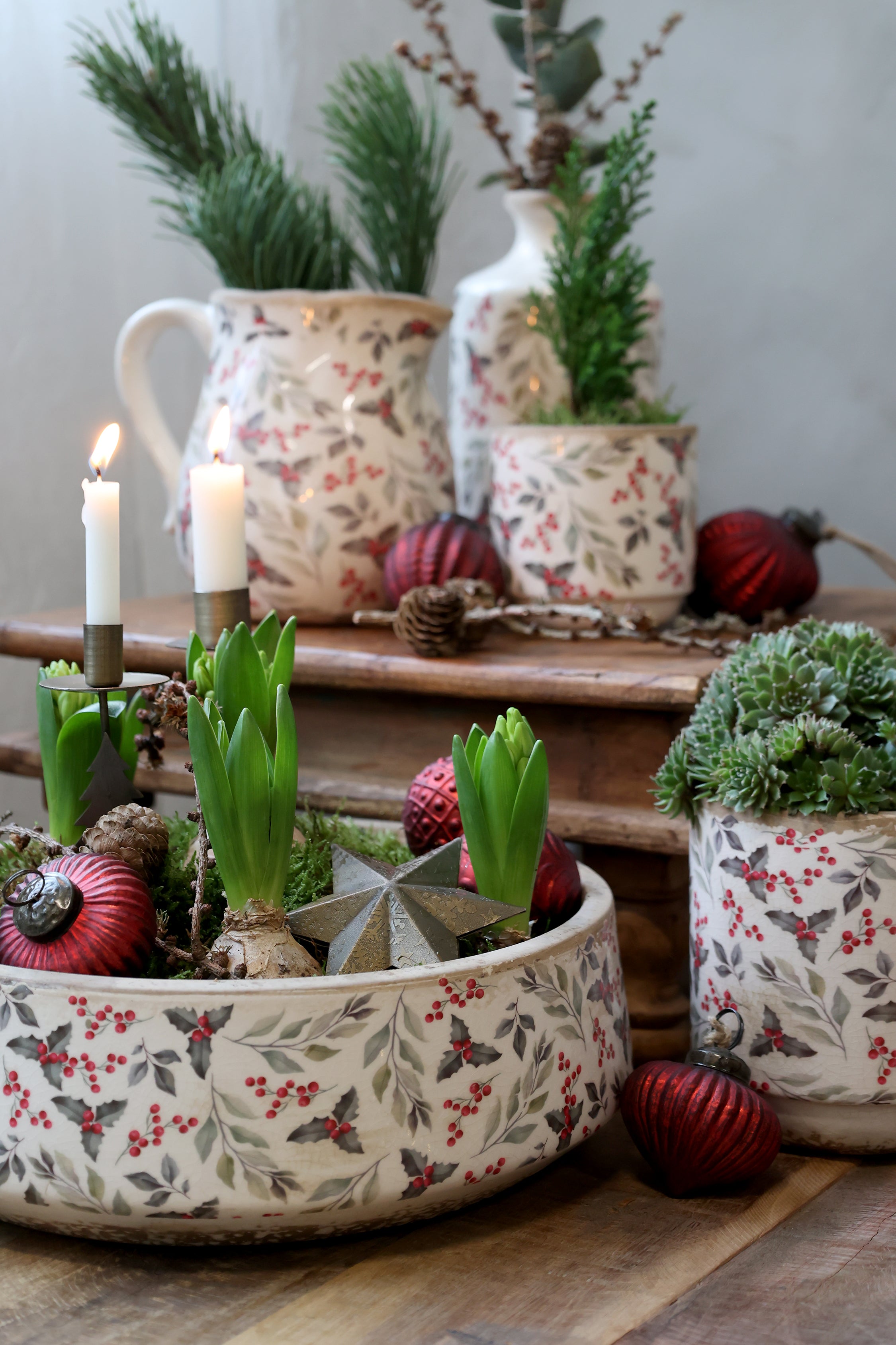 Chic Antique Keramikserie mit Blätter und Beeren Motiv – Kanne und Pflanzgefäße im Vintage Landhausstil