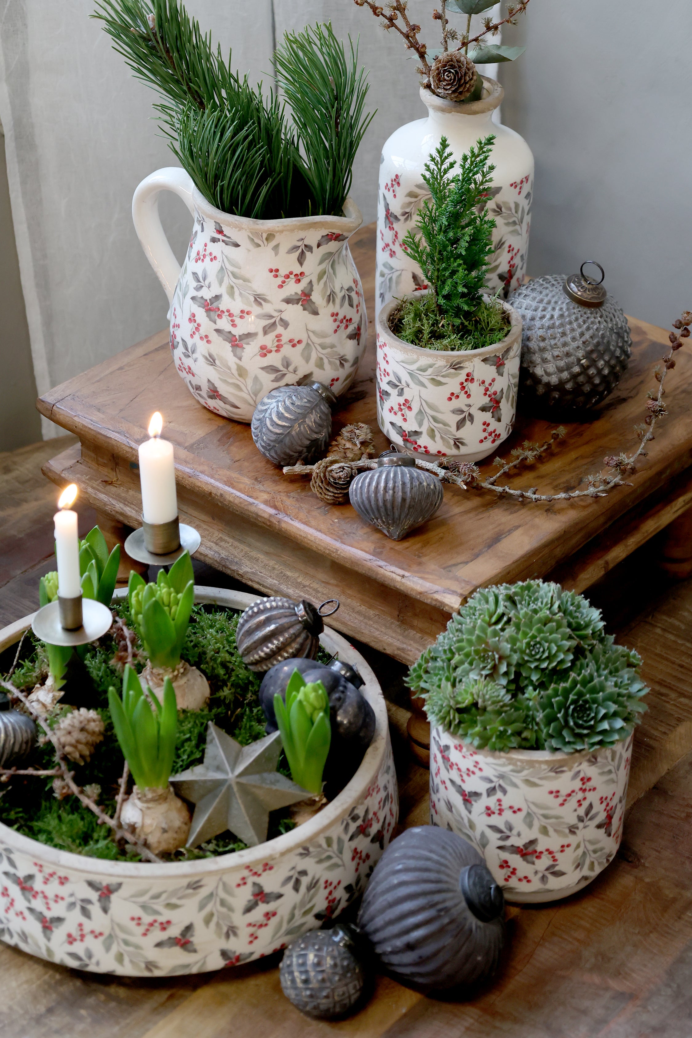 Chic Antique Keramik Kanne mit Blätter und Beeren Motiv in Creme im skandinavischen Landhausstil dekoriert